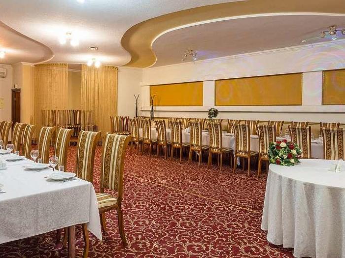 Банкет в отеле Лабиринт - Красный зал