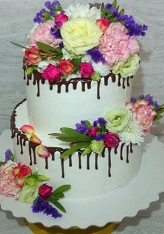 «Свадебный торт с живыми цветами»