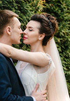 Cвадебная прическа высокий собранный пучок (И20610) с собранными волосами